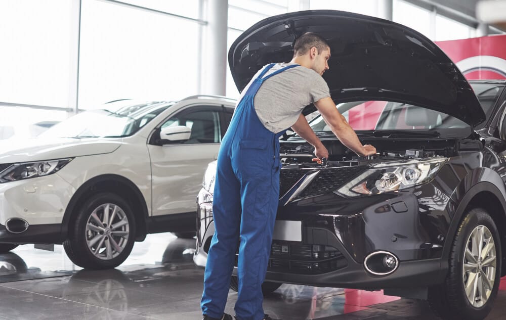 Garagiste qui fait l'entretien d'une voiture