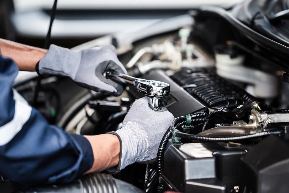 Un mécanicien qui démonte le FAP sur une voiture